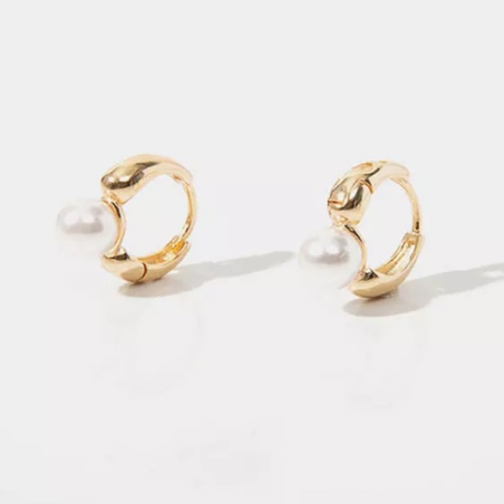 🤍Insta hoop pearl earrings - Picture 2 of 4